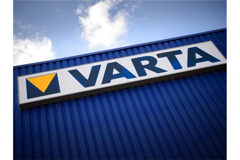 Der Schriftzug des Batterieherstellers Varta ist an einem Gebäude am Hauptsitz befestigt. Foto: Sina Schuldt/dpa/Archivbild