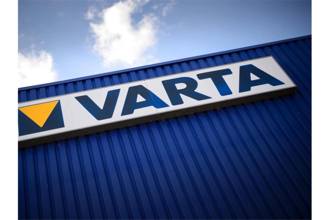 Der Schriftzug des Batterieherstellers Varta ist an einem Gebäude am Hauptsitz befestigt. Foto: Sina Schuldt/dpa/Archivbild