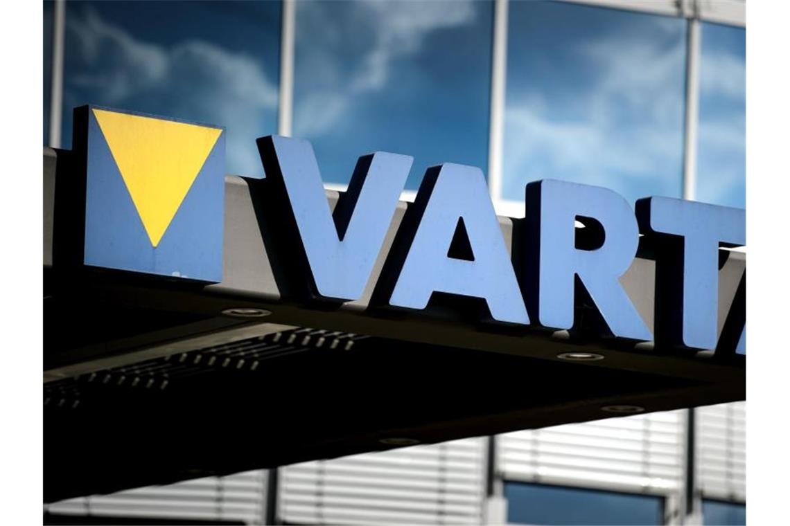 Varta finanziert Kapazitätsausbau mit Ausgabe neuer Aktien Der Schriftzug des Batterieherstellers Varta steht am Eingangsbereich des Hauptsitzes. Foto: Sina Schuldt/Archivbild