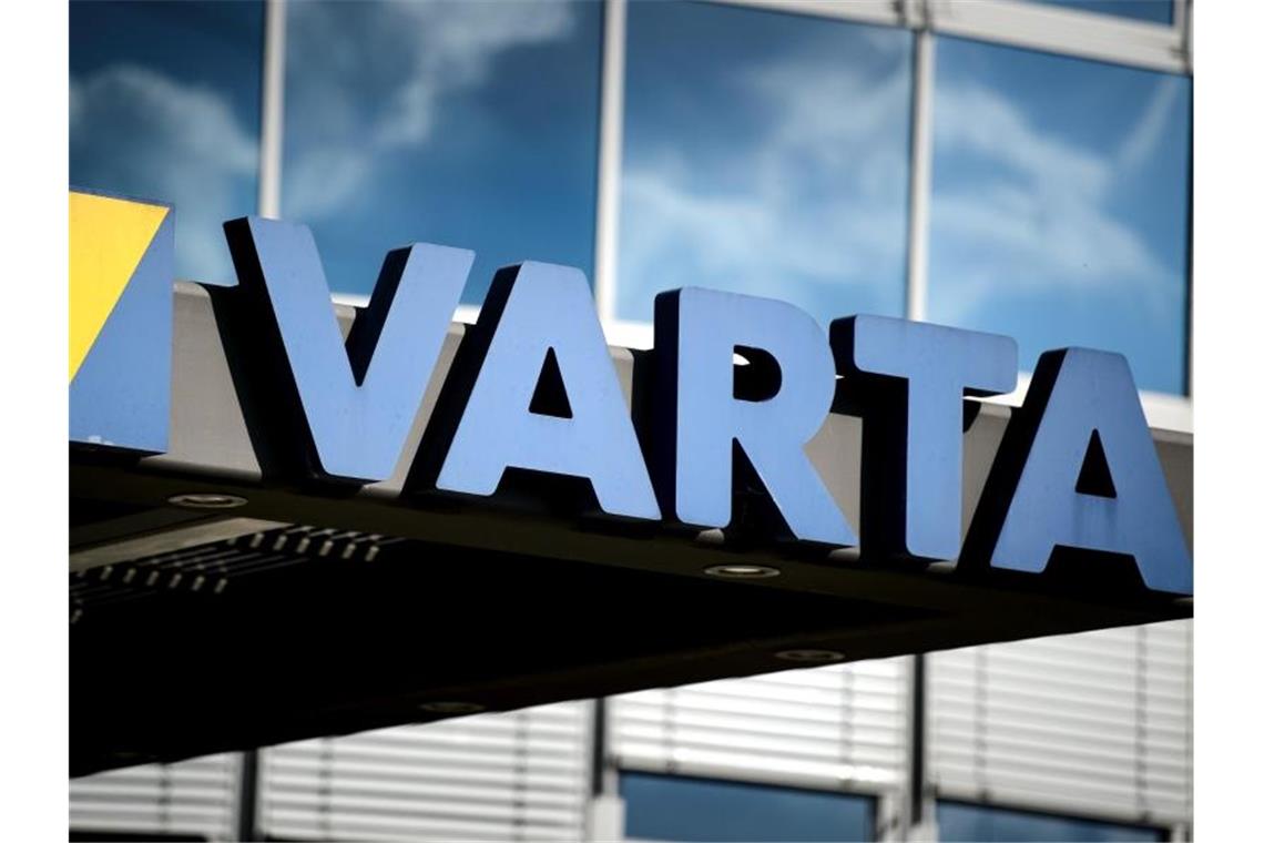 Varta wehrt sich gegen mutmaßliche Patentverletzungen Der Schriftzug des Batterieherstellers Varta steht am Eingangsbereich des Hauptsitzes. Foto: Sina Schuldt/dpa
