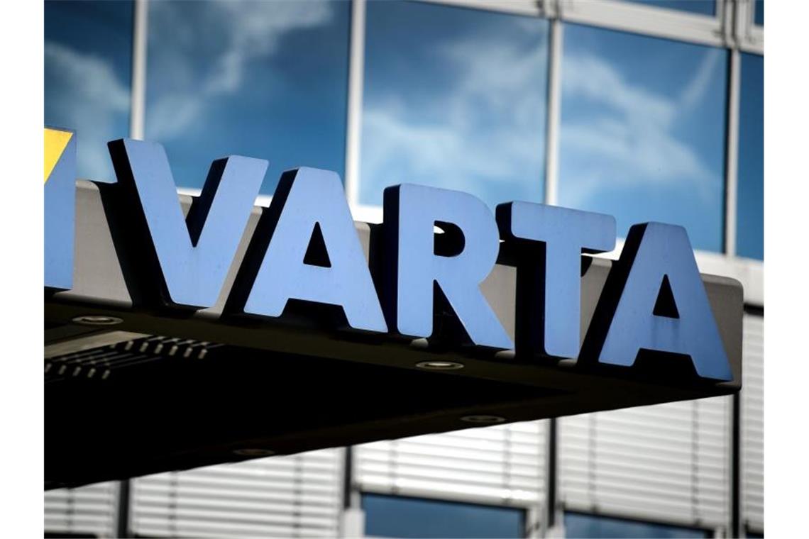 Der Schriftzug des Batterieherstellers Varta steht am Eingangsbereich des Hauptsitzes. Foto: Sina Schuldt/dpa/Archiv