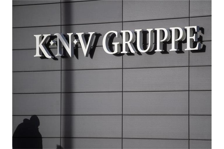 Der Schriftzug des Buch- und Mediengroßhandelunternehmens Koch, Neff & Volckmar GmbH (KNV). Foto: Marijan Murat/Archivbild
