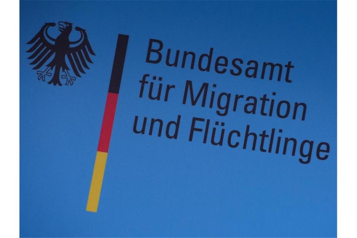 Der Schriftzug des Bundesamtes für Migration und Flüchtlinge (BAMF). Foto: Peter Endig/dpa-Zentralbild/dpa