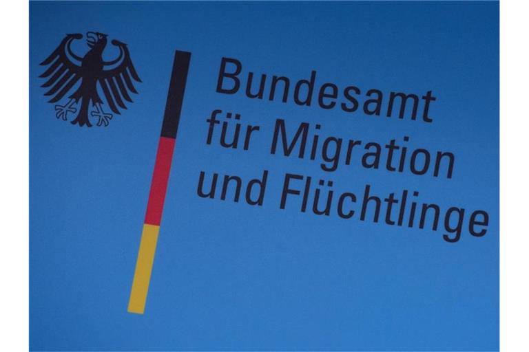 Der Schriftzug des Bundesamtes für Migration und Flüchtlinge (BAMF). Foto: Peter Endig/dpa-Zentralbild/dpa