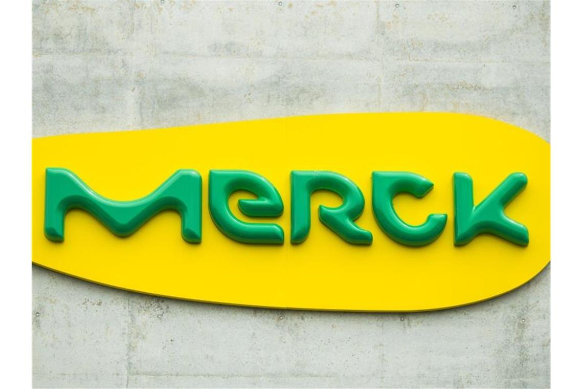 Merck steckt sich höhere Ziele Der Schriftzug des Darmstädter Chemie- und Pharmaunternehmens ist an einer Außenwand angebracht. Foto: Andreas Arnold/dpa