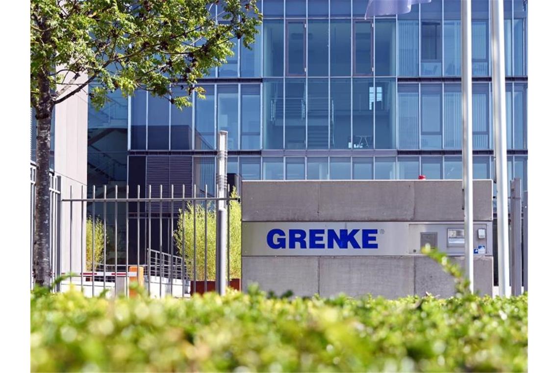 Der Schriftzug des Finanzdienstleisters Grenke AG steht an der Zentrale der Aktiengesellschaft. Foto: Uli Deck/dpa/Archivbild