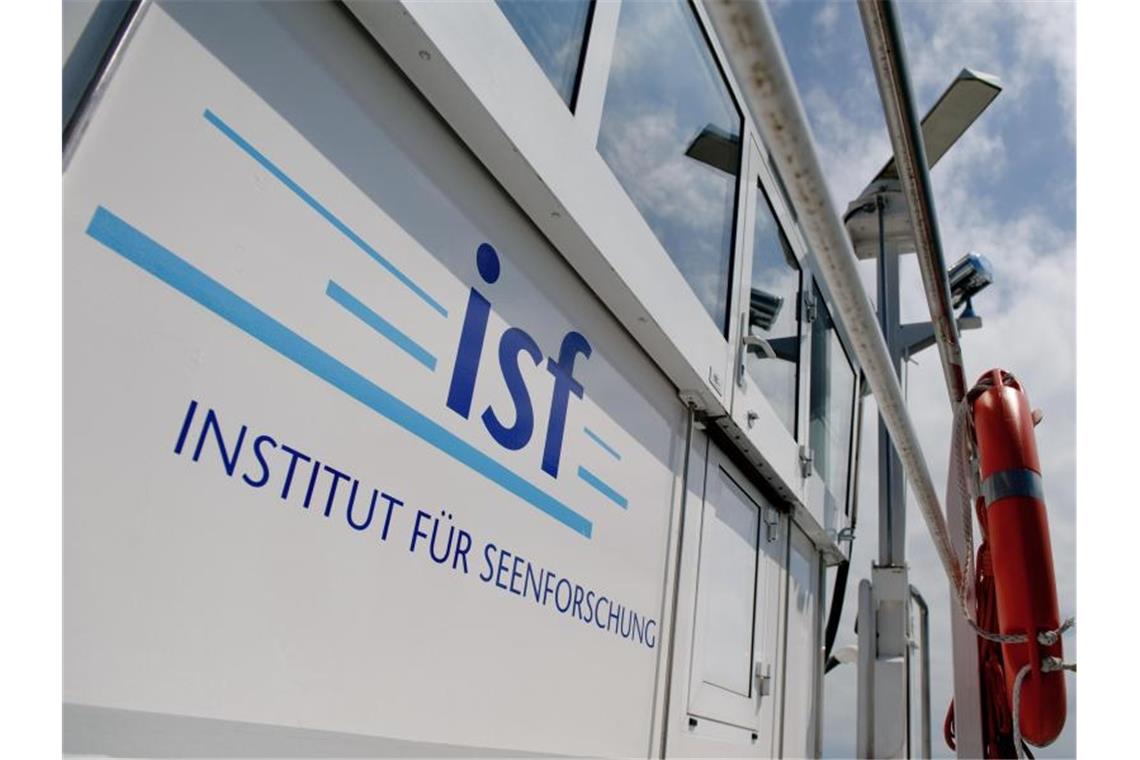 Der Schriftzug des Instituts für Seenforschung (ISF) ist am Forschungsschiff Kormoran des ISF zu sehen. Foto: Tobias Kleinschmidt/Archiv