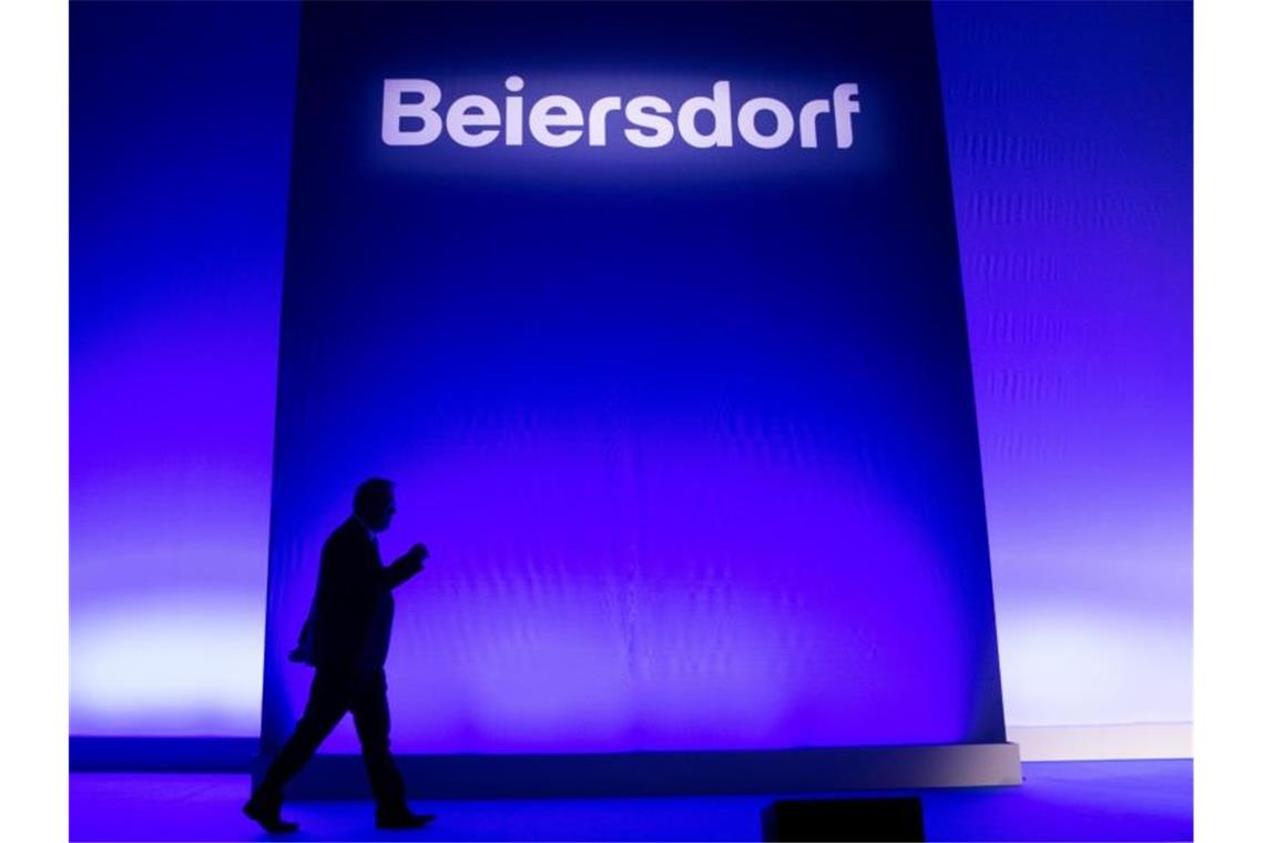 Corona-Pandemie belastet Beiersdorf Der Schriftzug des Konsumgüterkonzerns Beiersdorf am Rande einer Hauptversammlung. Foto: Christian Charisius/dpa/Archivbild