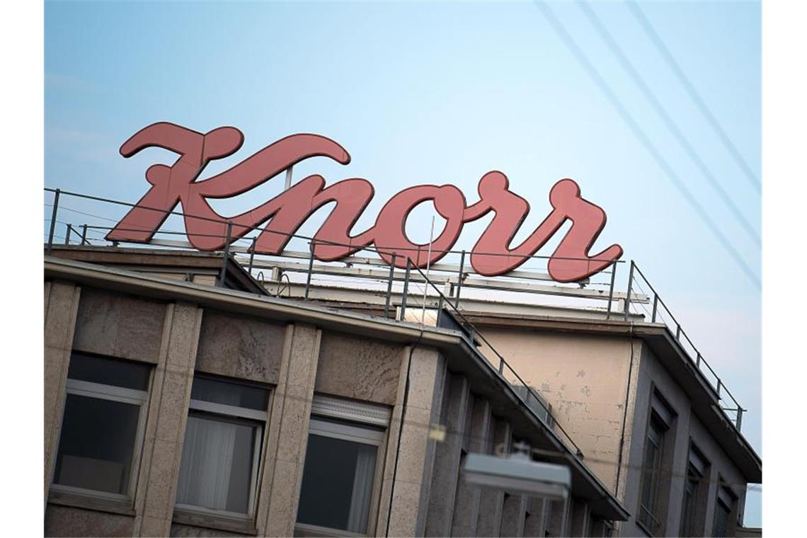 Traditionsreiches Knorr-Werk soll bestehen bleiben Der Schriftzug des Lebensmittelherstellers "Knorr" steht auf einem Gebäude. Foto: Sebastian Gollnow/dpa