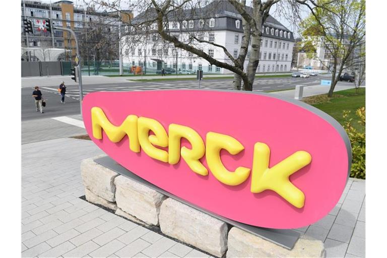 Der Schriftzug des Pharma- und Chemiekonzerns Merck KGaA steht vor einem Gebäude am Stammwerk in Darmstadt. Foto: Arne Dedert/dpa