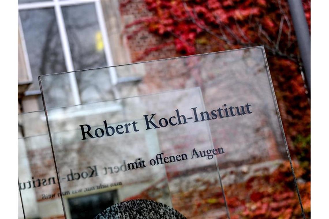 Der Schriftzug des Robert Koch-Instituts vor dem Hauptsitz der Behörde in Berlin. Foto: Britta Pedersen/dpa
