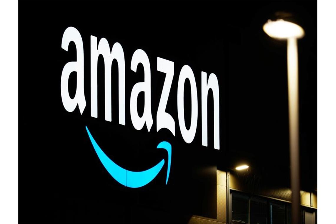 Der Schriftzug des Unternehmens Amazon. Foto: Soeren Stache/dpa-Zentralbild/dpa