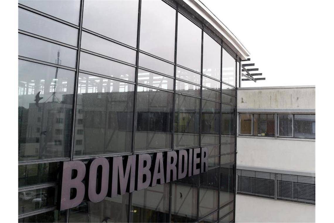 Zu wenig Triebfahrzeuge: Bombardier gelobt rasche Lieferung Der Schriftzug des Unternehmens Bombardier ist an einem Gebäude des Unternehmens angebracht. Foto: Rainer Jensen/Archivbild