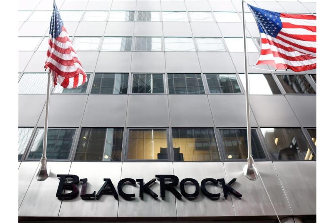 Große Vermögensverwalter tun zu wenig fürs Klima Der Schriftzug des Verögensverwalters Blackrock hängt über dem Eingang. Foto: Justin Lane/EPA/dpa