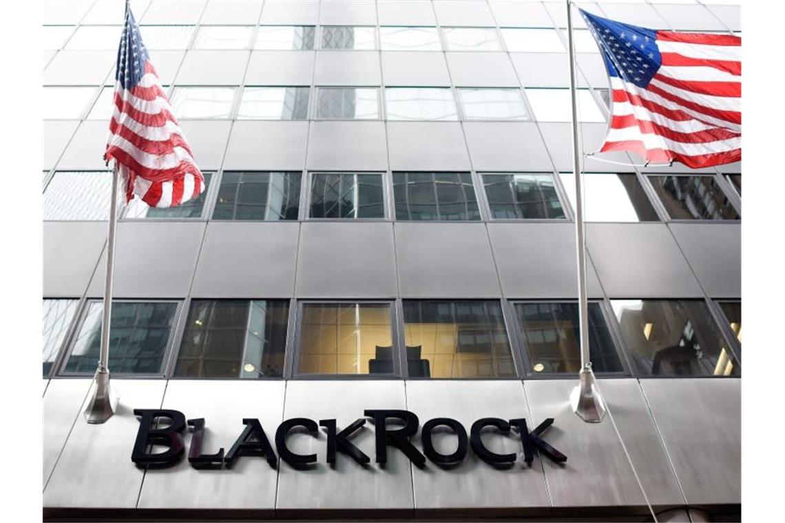 Der Schriftzug des Verögensverwalters Blackrock hängt über dem Eingang. Foto: Justin Lane/EPA/dpa