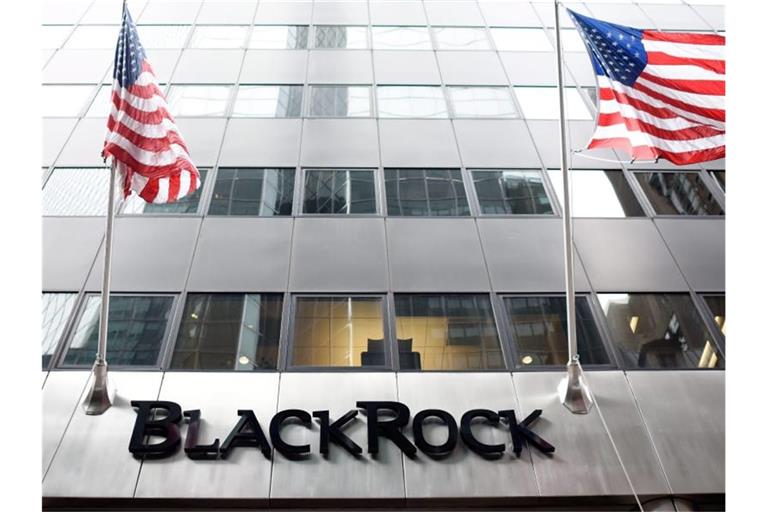 Der Schriftzug des Verögensverwalters Blackrock hängt über dem Eingang. Foto: Justin Lane/EPA/dpa