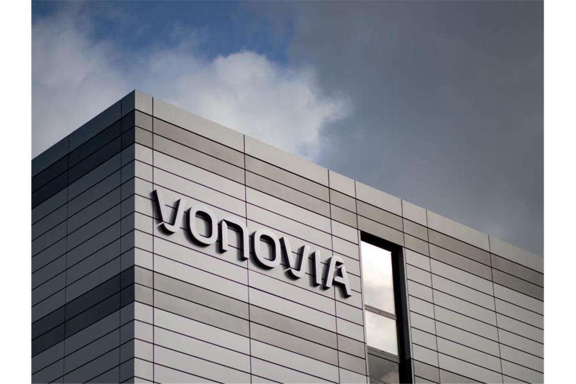 Der Schriftzug des Wohnungsunternehmens „Vonovia“ an der Firmenzentrale in Bochum. Foto: Marcel Kusch/dpa