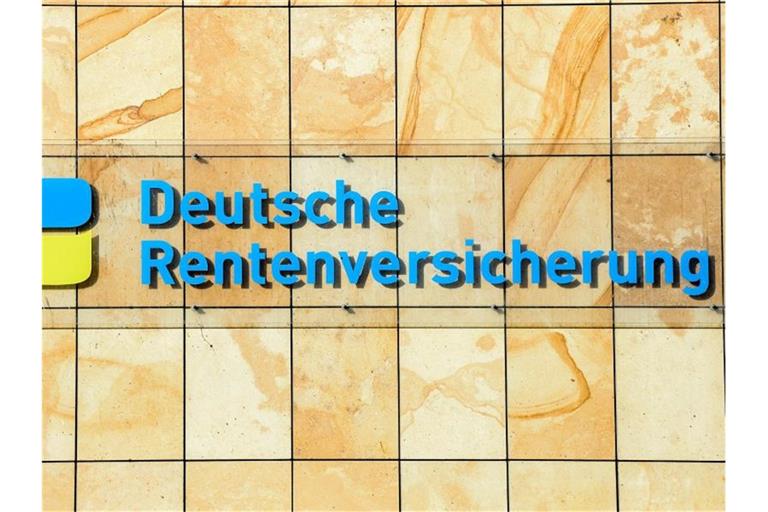 Der Schriftzug Deutsche Rentenversicherung an einem Gebäude in Berlin. Foto: Jens Kalaene/dpa-Zentralbild/dpa