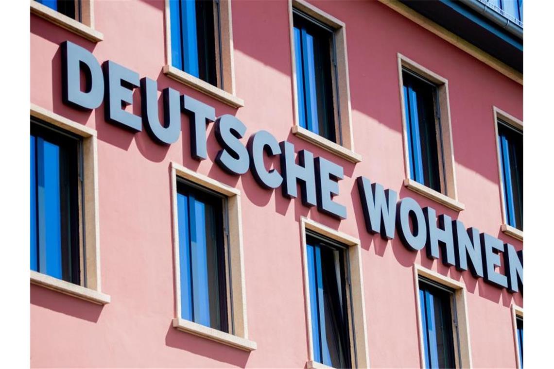 Der Schriftzug „Deutsche Wohnen“ prangt an der Fassade der Zentrale der börsennotierten Wohnungsgesellschaft in Berlin. Foto: Christoph Soeder/dpa