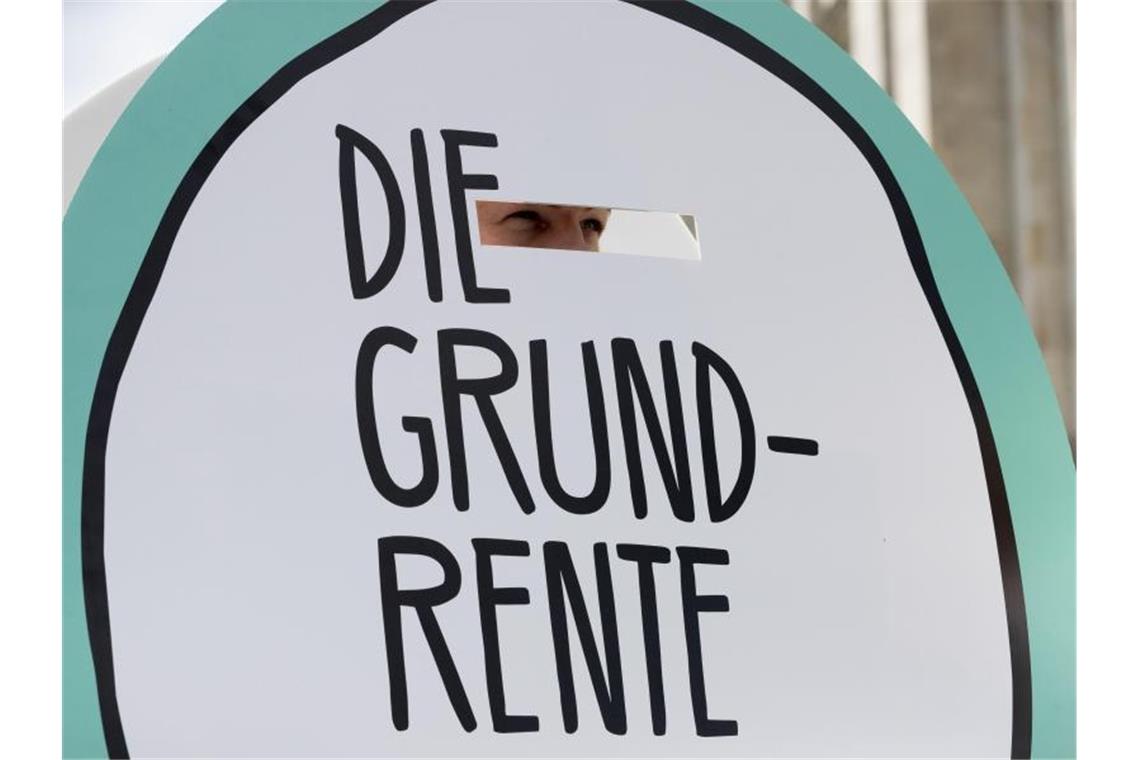 Der Schriftzug „Die Grundrente“ ist auf einem Schild zu lesen. Rund 1,3 Millionen Menschen mit kleiner Rente bekommen einen Aufschlag. Foto: Christoph Soeder/dpa