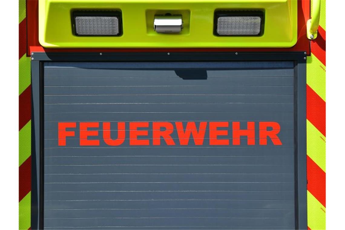 Der Schriftzug „Feuerwehr“ ist auf einem Einsatzfahrzeug angebracht. Foto: Martin Schutt/dpa-Zentralbild/dpa/Archivbild