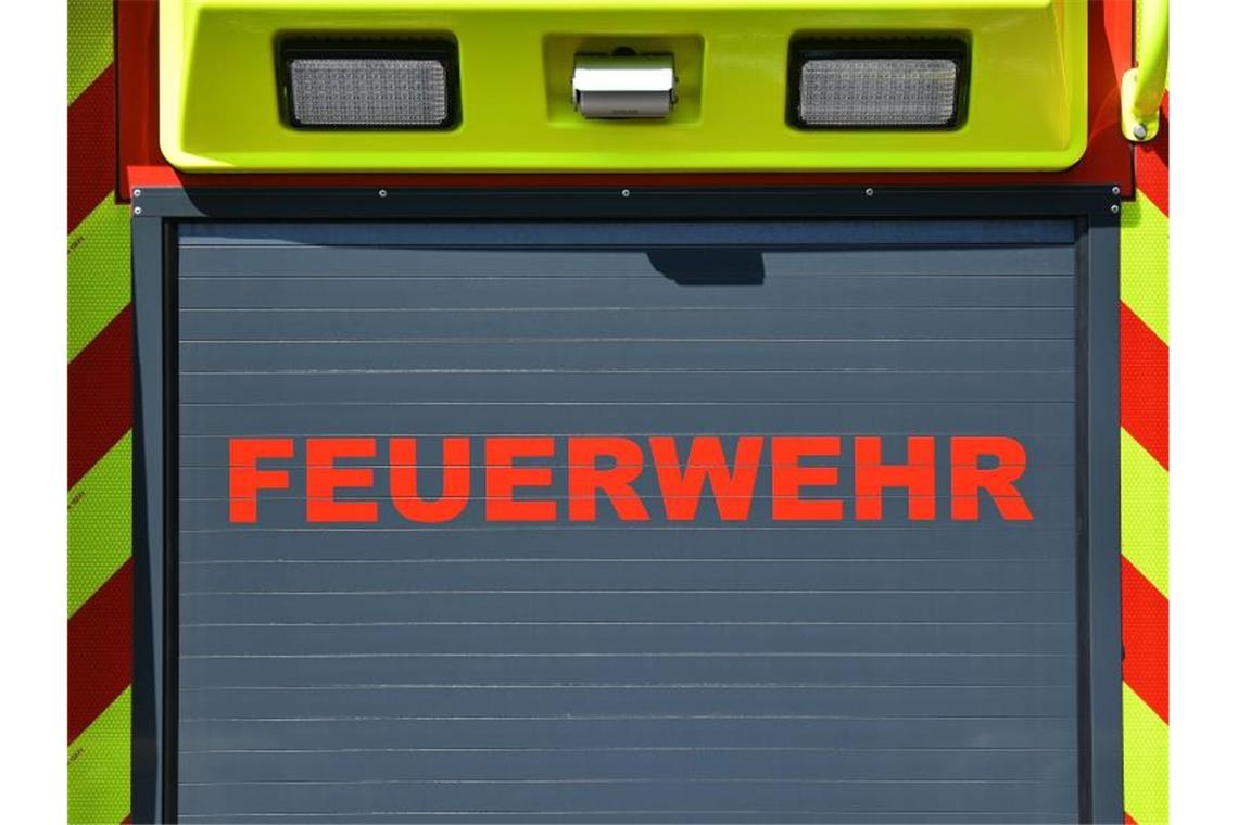 Der Schriftzug „Feuerwehr“ ist auf einem Einsatzfahrzeug angebracht. Foto: Martin Schutt/dpa-Zentralbild/dpa/Archivbild