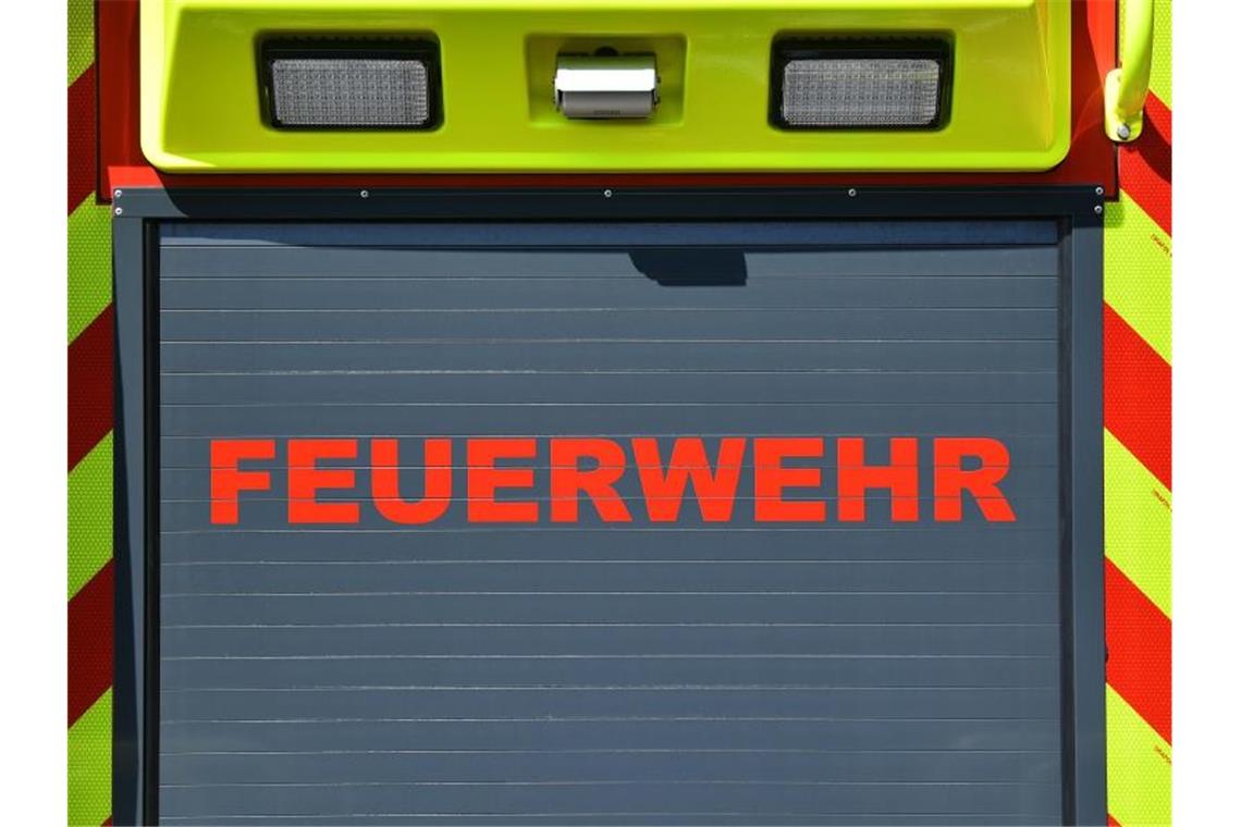 Brand in Gartenhütte: Sieben Menschen verletzt Der Schriftzug „Feuerwehr“ ist auf einem Einsatzfahrzeug angebracht. Foto: Martin Schutt/dpa-Zentralbild/dpa/Archivbild