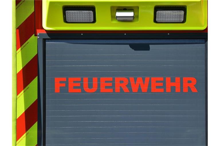 Der Schriftzug „Feuerwehr“ ist auf einem Einsatzfahrzeug angebracht. Foto: Martin Schutt/dpa-Zentralbild/dpa/Archivbild