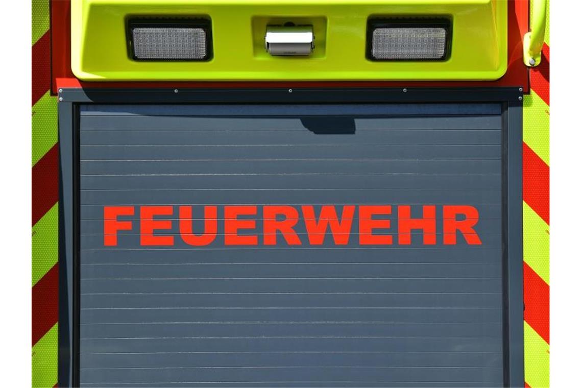 Der Schriftzug „Feuerwehr“ ist auf einem Einsatzfahrzeug angebracht. Foto: Martin Schutt/dpa-Zentralbild/dpa/Archivbild