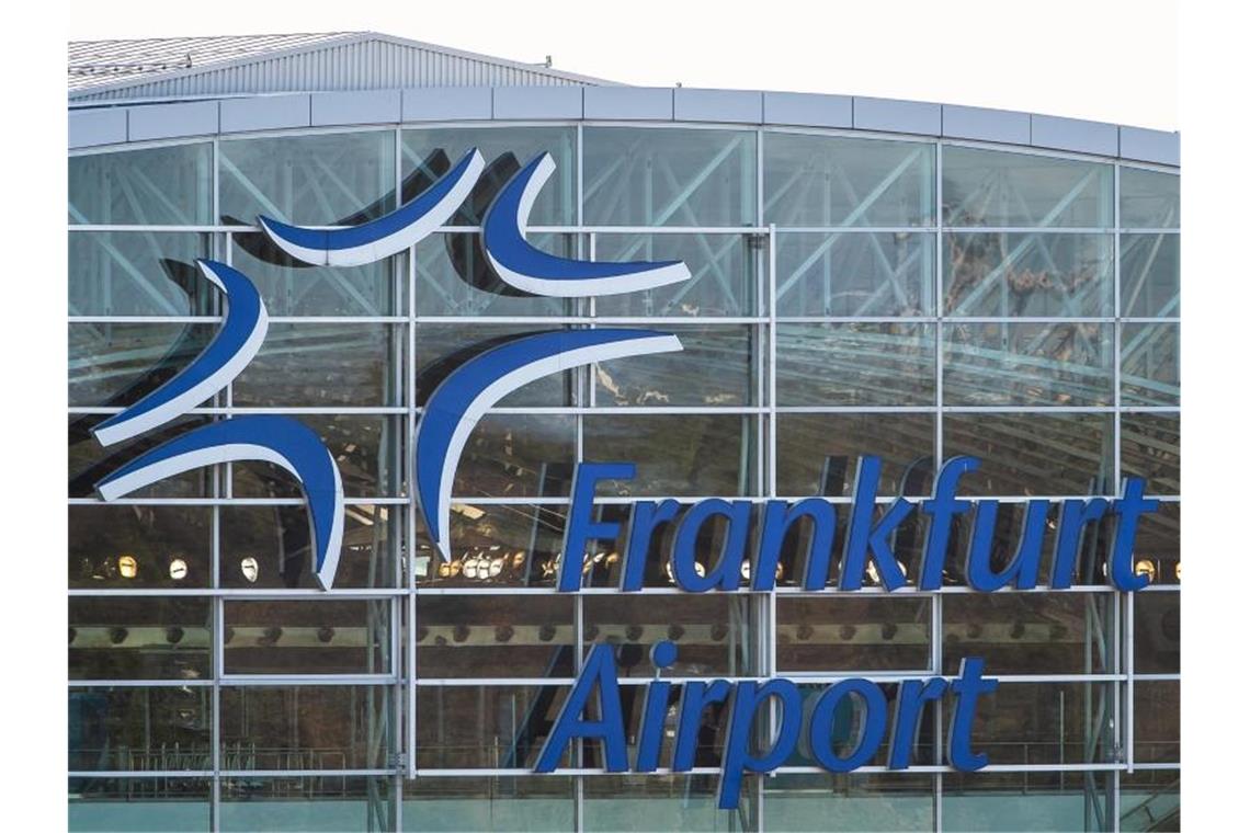 Der Schriftzug Frankfurt Airport an der Fassade an Terminal 2 des Flughafens. Foto: Silas Stein/dpa