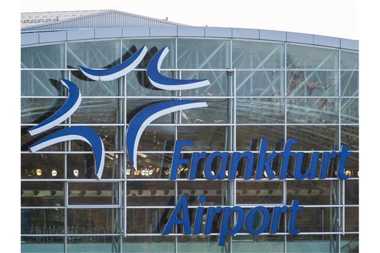 Der Schriftzug Frankfurt Airport an der Fassade an Terminal 2 des Flughafens. Foto: Silas Stein/dpa