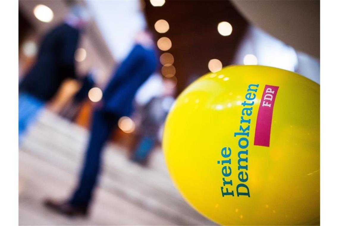 Der Schriftzug „Freie Demokraten“ und „FDP“ steht auf einem Luftballon geschrieben. Foto: Christoph Schmidt/dpa/Archivbild