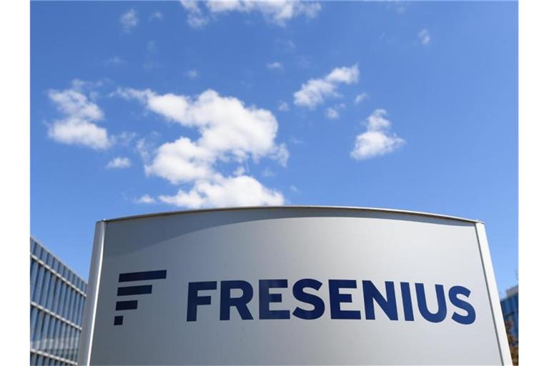 Der Schriftzug „Fresenius“ an der Konzernzentrale der Fresenius SE & Co. KGaA. Foto: Arne Dedert/dpa/Archivbild