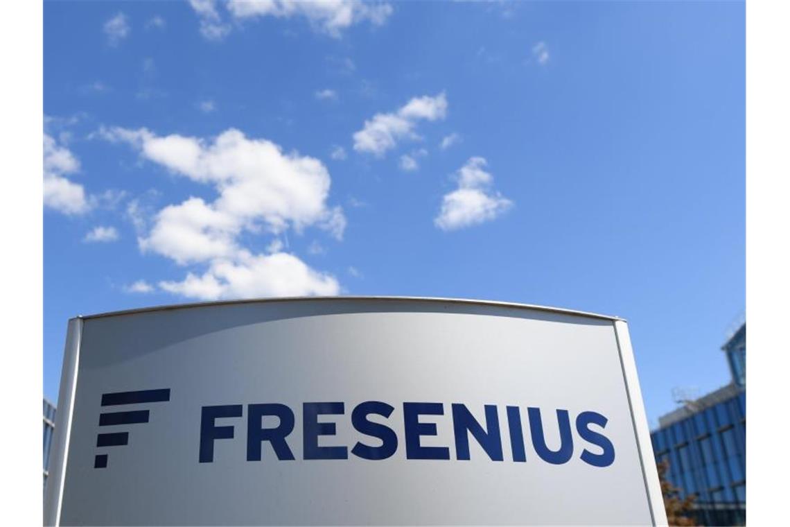 Fresenius erholt sich von Corona-Krise Der Schriftzug "Fresenius" prangt auf einer Stele nahe der Konzernzentrale der Fresenius SE & Co. KGaA.mit. Foto: Arne Dedert/dpa