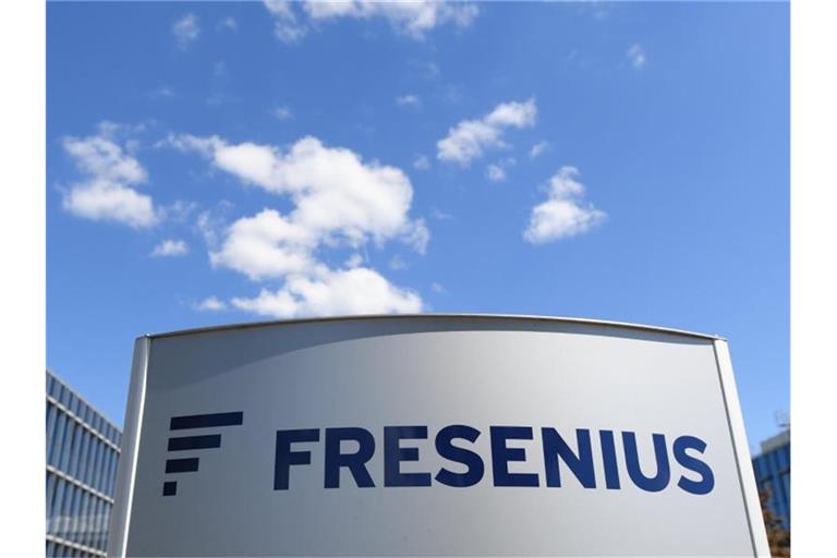Der Schriftzug "Fresenius" prangt auf einer Stele nahe der Konzernzentrale der Fresenius SE & Co. KGaA. Foto: Arne Dedert/dpa