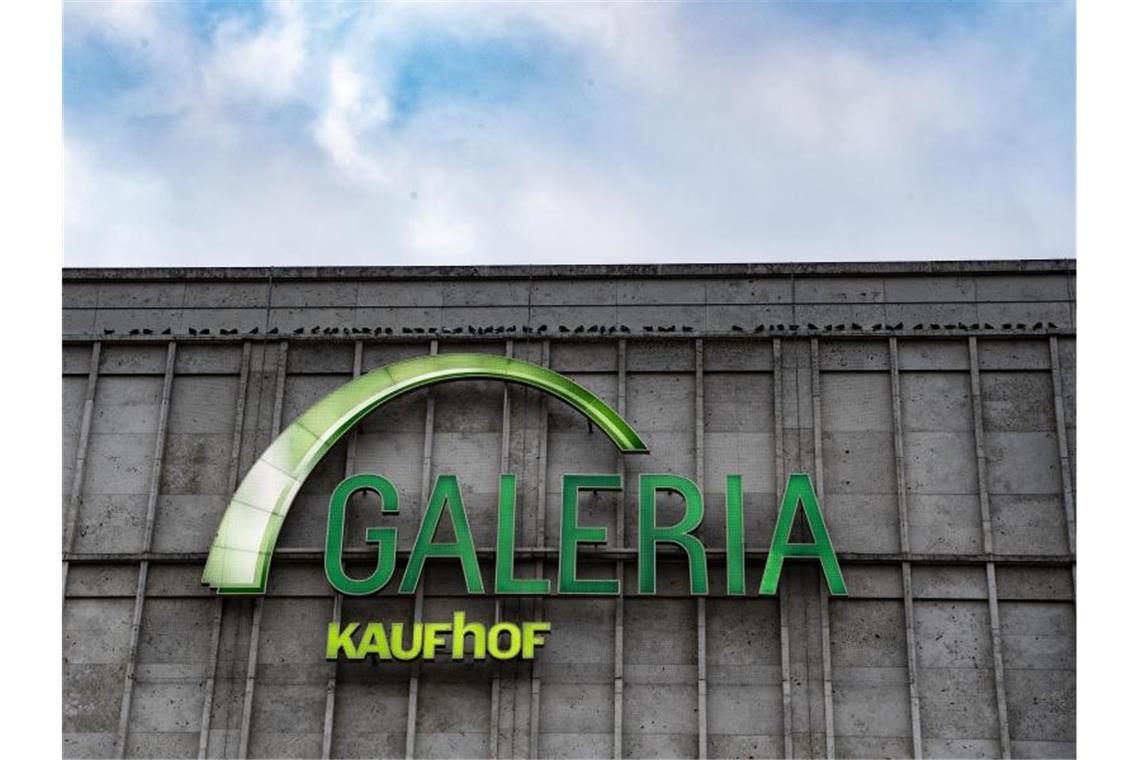Der Schriftzug Galeria Kaufhof ist an der Fassade der Filiale am Berliner Alexanderplatz. Foto: Paul Zinken/dpa-zb-Zentralbild/dpa