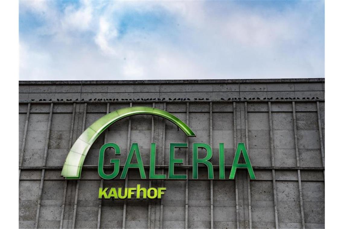 Warnung vor Kahlschlag bei Galeria Karstadt Kaufhof Der Schriftzug Galeria Kaufhof ist an der Fassade der Filiale am Berliner Alexanderplatz. Foto: Paul Zinken/dpa-zb-Zentralbild/dpa
