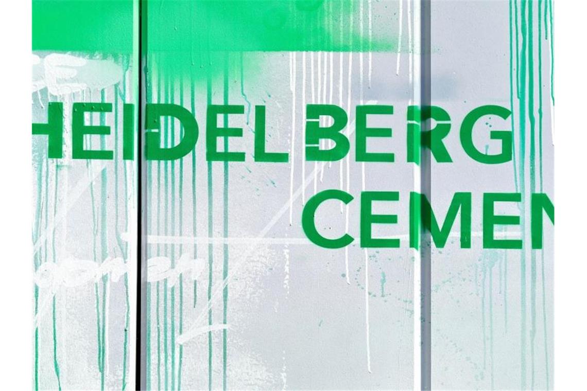 Der Schriftzug „HeidelbergCement“. Foto: Uwe Anspach/dpa/Archivbild