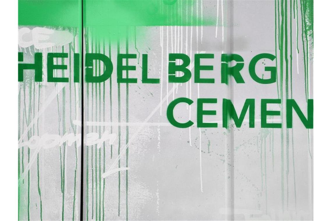 HeidelbergCement kommt besser durch Krise als erwartet Der Schriftzug "HeidelbergCement". Foto: Uwe Anspach/dpa/Archivbild