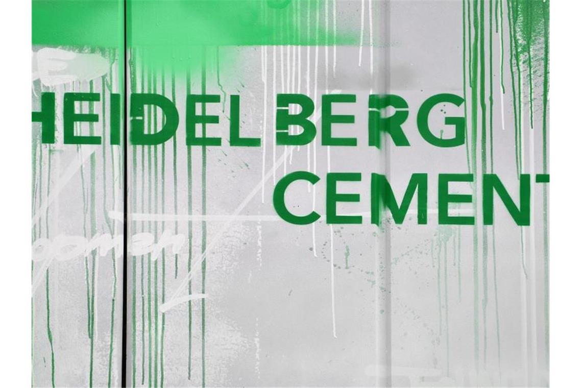 Der Schriftzug "HeidelbergCement" ist an einem Bürogebäude des Baustoffkonzerns zu sehen. Foto: Uwe Anspach/dpa/Archivbild