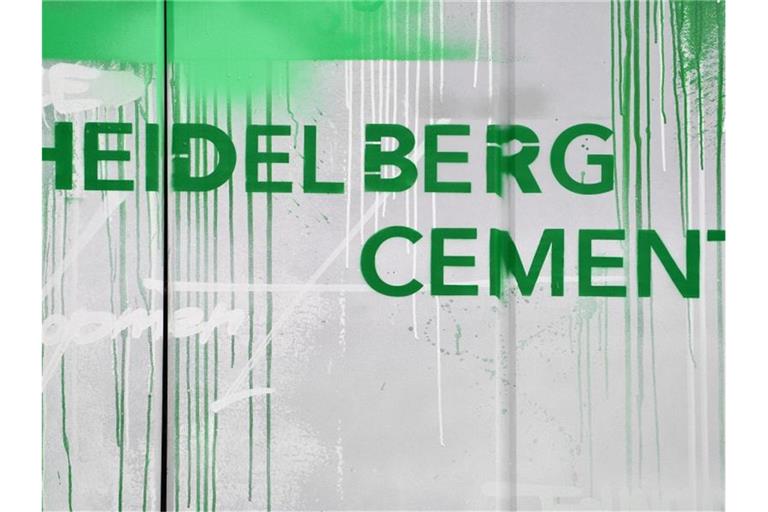 Der Schriftzug "HeidelbergCement" ist an einem Bürogebäude des Baustoffkonzerns zu sehen. Foto: Uwe Anspach/dpa/Archivbild