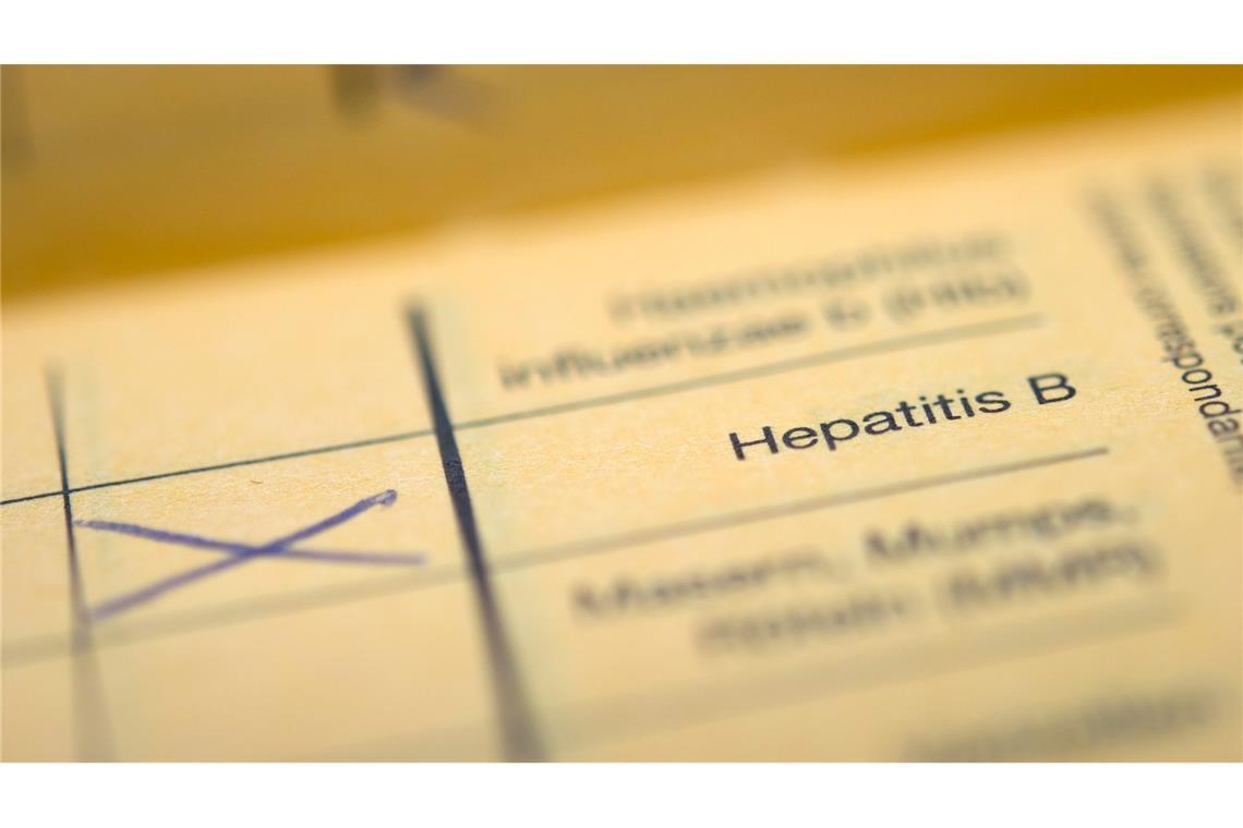 Leberzellkrebs-Fälle könnten bis 2050 weltweit stark steigen Der Schriftzug "Hepatitis B" in einem Impfpass. Hepatitis B kann Leberkrebs verursachen.