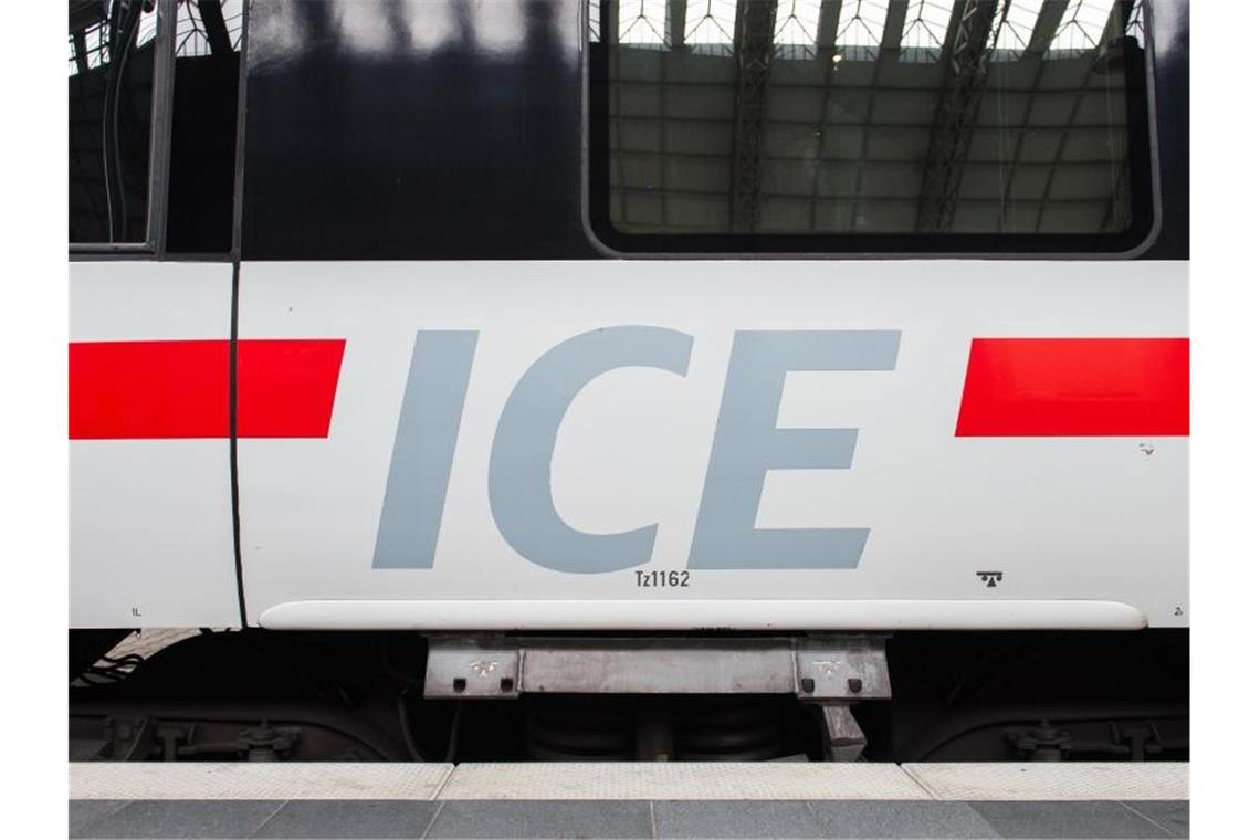 Der Schriftzug "ICE" auf einem Zug. Foto: Silas Stein/dpa
