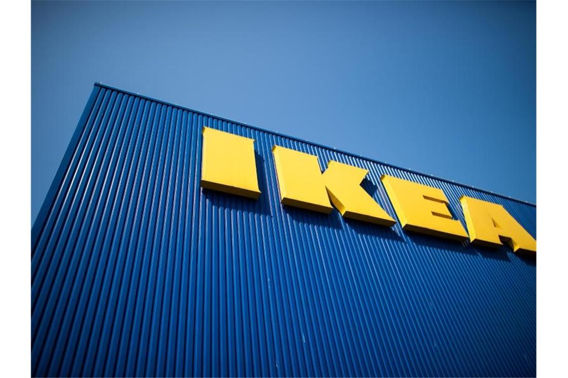 Ikea eröffnet Pop-up-Store in Ravensburg Der Schriftzug IKEA ist auf der Fassade eines Möbelhauses zu sehen. Foto: Federico Gambarini/dpa