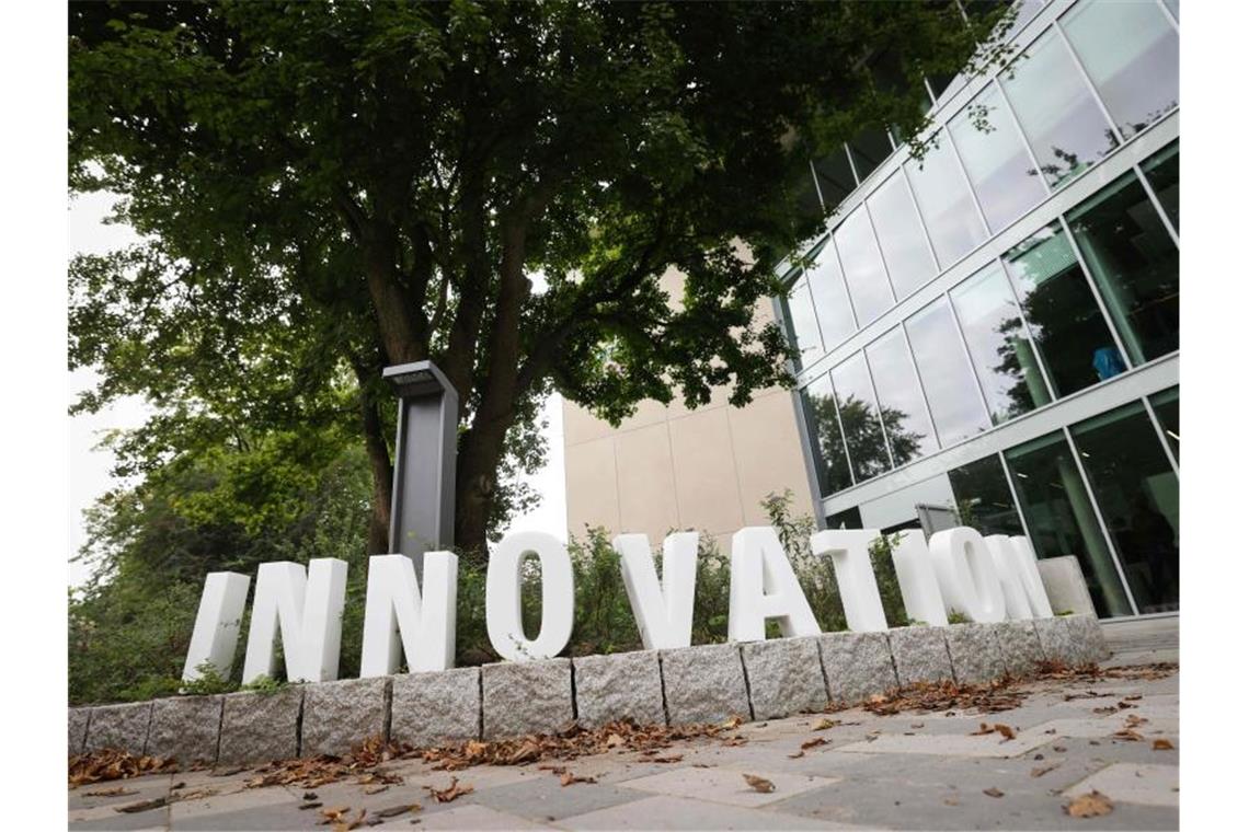Start-ups erleben einen Finanzierungsboom Der Schriftzug „Innovation“ steht bei der symbolischen Eröffnung vor dem Eingang. Foto: Christian Charisius/dpa