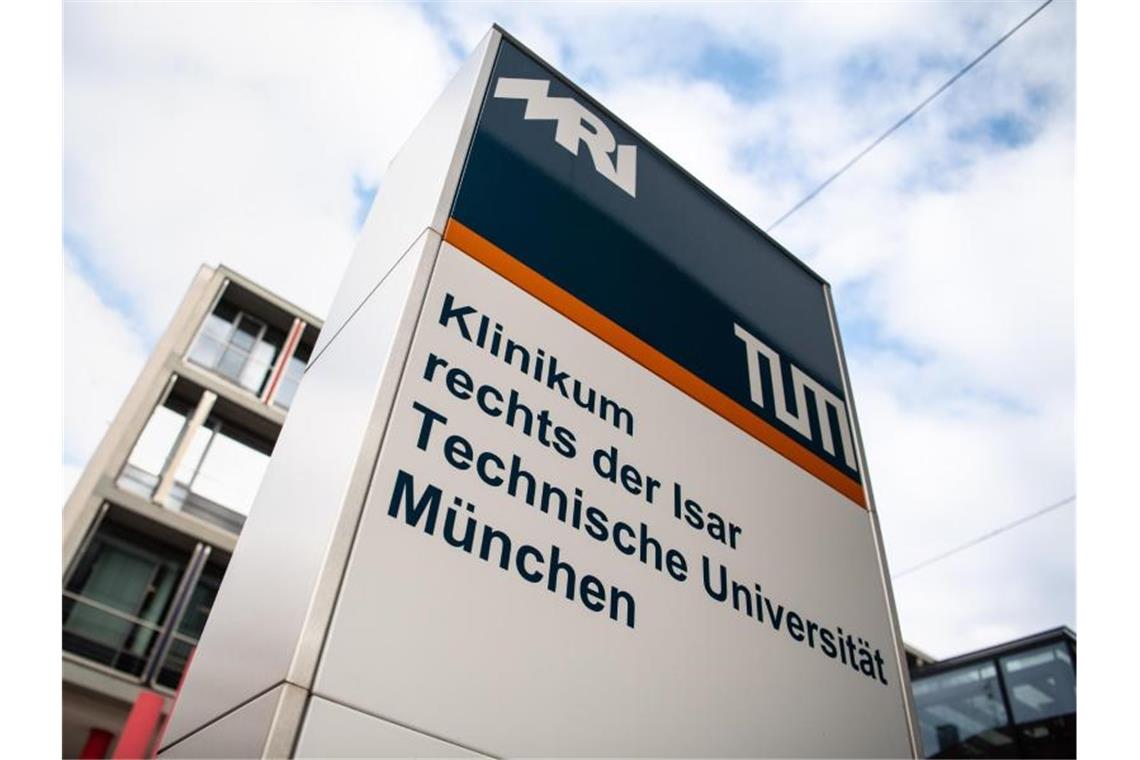Der Schriftzug „Klinikum rechts der Isar - Technische Universität München“ ist an einem Gebäude des Klinikums zu sehen. Es wird aktuell wegen drei Mordversuchen gegen einen Münchner Krankenpfleger ermittelt. Foto: Matthias Balk/dpa