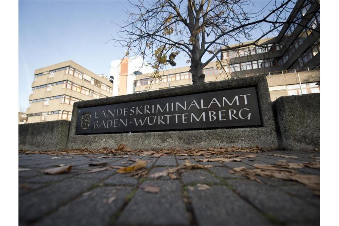 Landeskriminalamt testet Polizisten auf Coronavirus Der Schriftzug „Landeskriminalamt Baden-Württemberg“ ist vor dem Landeskriminalamt zu sehen. Foto: Daniel Naupold/dpa/Archivbild