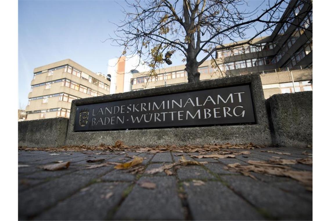 Der Schriftzug „Landeskriminalamt Baden-Württemberg“ ist vor dem Landeskriminalamt zu sehen. Foto: Daniel Naupold/dpa/Archivbild