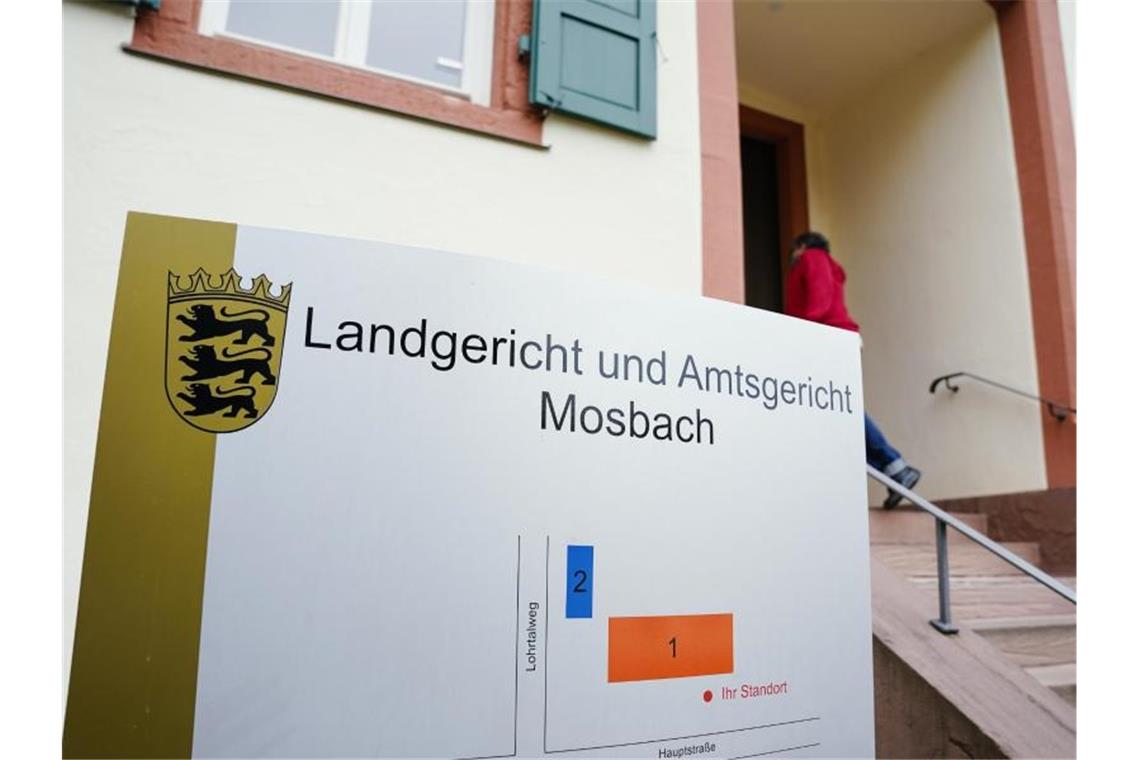 Der Schriftzug „Landgericht und Amtsgericht Mosbach“ steht auf einem Hinweisschild am Eingang zum Landgericht Mosbach. Foto: Uwe Anspach/dpa