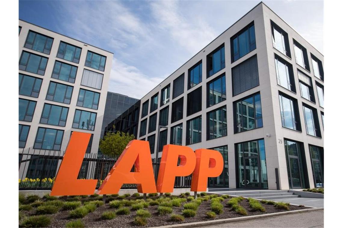 Der Schriftzug „Lapp“ steht am Hauptsitz des Kabelherstellers vor einem Gebäude. Foto: Sebastian Gollnow/dpa/Archivbild